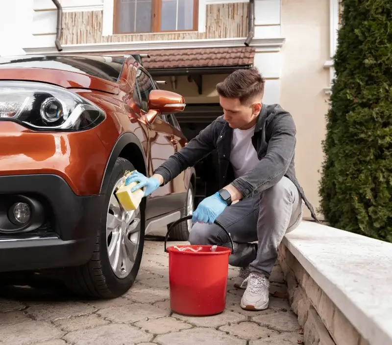 Lavage auto à domicile Soultz-les-Bains : professionnel intervenant sur un véhicule